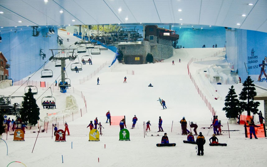 V5. Dốc trượt tuyết trong siêu thị: Khó ai có thể tưởng tượng ra cảnh trượt tuyết ở một nơi nắng nóng quanh năm như Dubai. Hẳn các du khách sẽ rất kinh ngạc khi tới khu trượt tuyết trong nhà Ski Dubai, khu này nằm trong siêu thị Emirates – một trong những siêu thị lớn nhất thế giới.