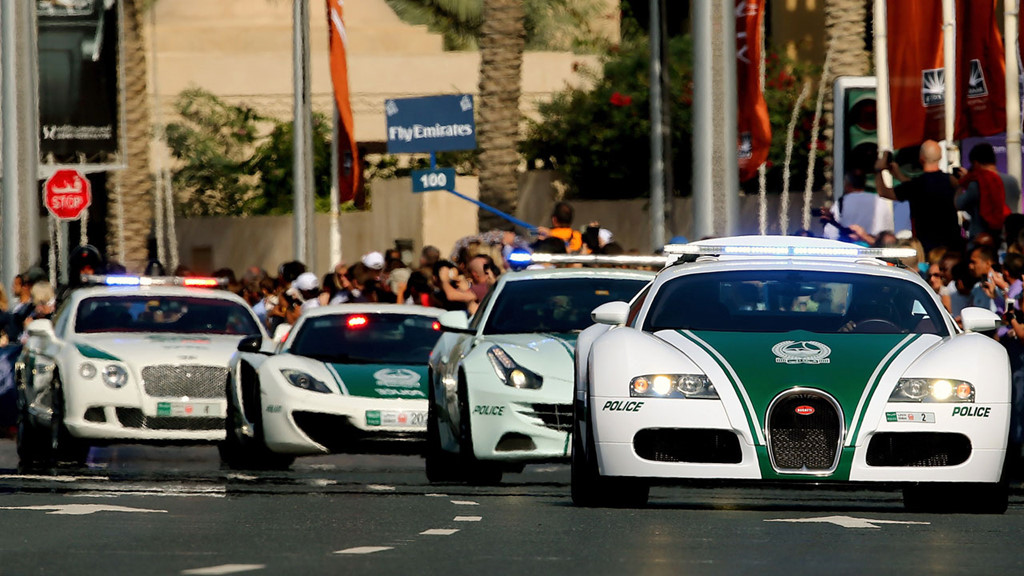 6. Xe cảnh sát siêu sang: Cảnh sát Dubai được trang bị một dàn xe không thể tuyệt vời hơn, gồm Aston Martin, Bentley, Ferrari và <a href=