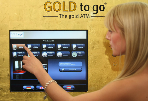 7. Máy bán vàng miếng tự động: Nếu muốn tìm thứ chứng minh độ giàu có của Dubai, bạn có thể tìm một trong những máy bán vàng miếng tự động này.