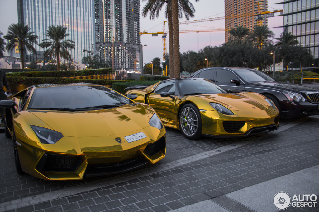 9. Xe dát vàng: Siêu xe là quá bình thường ở Dubai, do đó giới giàu có còn tiến thêm một bước để thể hiện đẳng cấp của mình, đó là dát vàng toàn bộ xe.