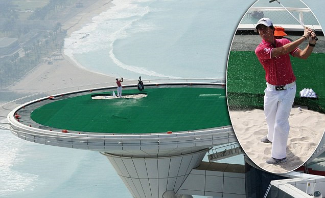 1. Sân golf ở lưng chừng trời: Nằm trên nóc khách sạn Burj al Arab ở độ cao 300 m, đây là sân golf cao nhất thế giới.