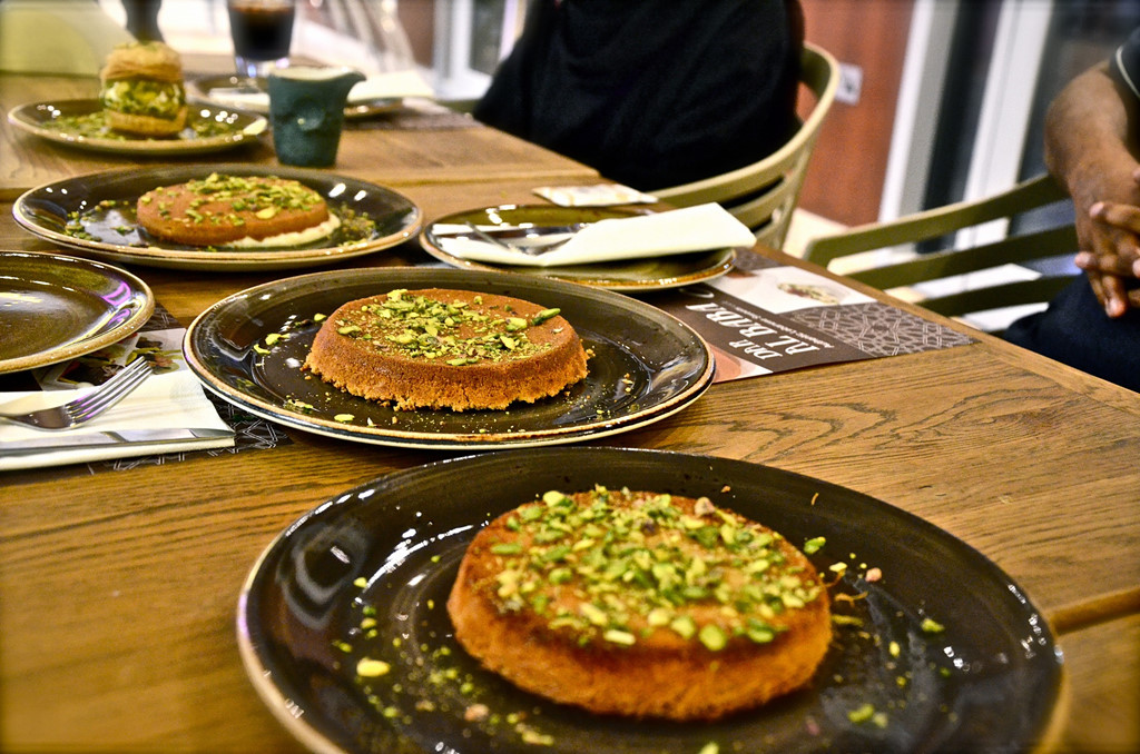 2. Mê mệt món Kunefe: Món tráng miệng này được làm từ bánh nướng giòn, cho thêm phô mai, si-rô đường, hạt hồ trăn và cánh hoa hồng. Kunefe là sự kết hợp hoàn hảo giữa vị ngọt và ngậy. Đây là món ăn rất phổ biến ở Dubai. Ảnh: Dubaicravings.