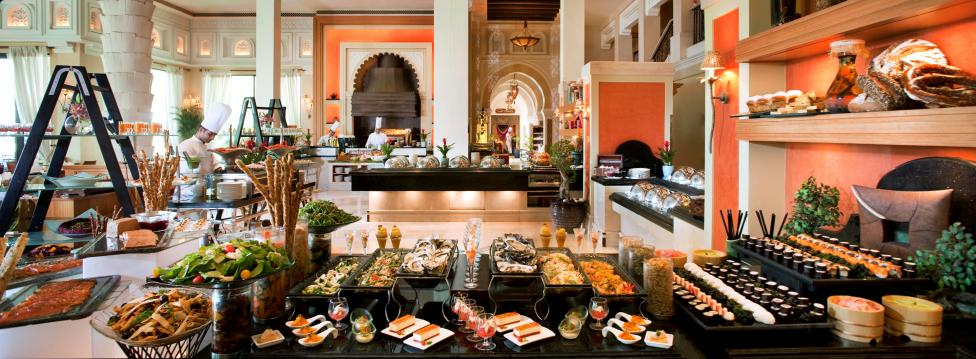 7. Cuối tuần xoay quanh bữa sáng muộn, bãi biển và Barasti: Sau cơn say vào thứ năm, sáng thứ sáu và thứ 7 ở Dubai là dành cho việc ngủ bù, ăn sáng muộn và uống cà phê ở quán Barasti nổi tiếng. Ảnh: Dubaidays.